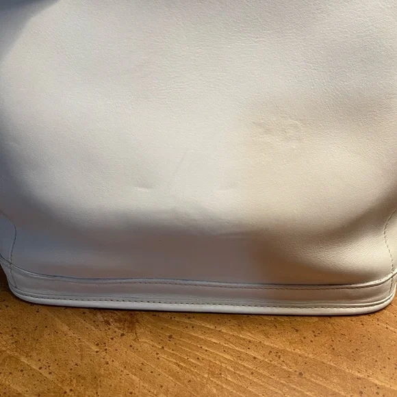 Coach Y2K Glovetanned CreamTote Bag with Gold Tag Accents - Picture 3 of 7